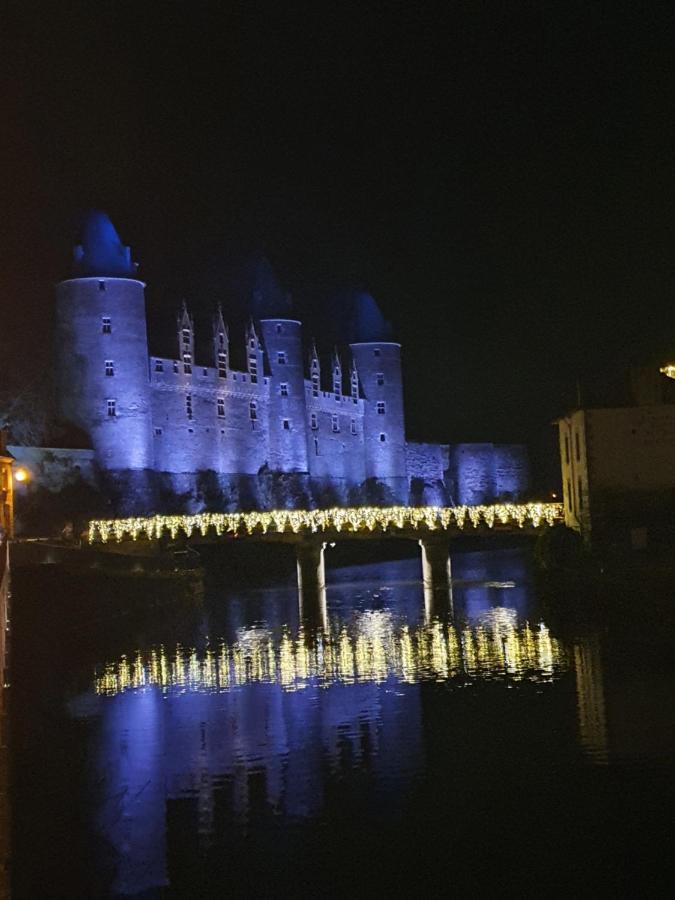 Aux Lits Du Canal Bed & Breakfast Josselin Exterior foto